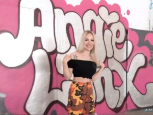 AngieLynx Porno Video: Hinter den Kulissen Modefotoshooting mit Angie Lynx-Graffiti