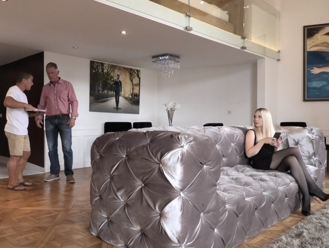 AngieLynx Porno Video: MEINEN ALTEN MANN MIT SEINEM MITARBEITER HINTER SEINEM RÜCKEN BETREUEN