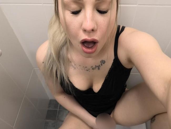 AngieLynx Porno Video: PEE-ORGASMUS BEI DER ARBEIT